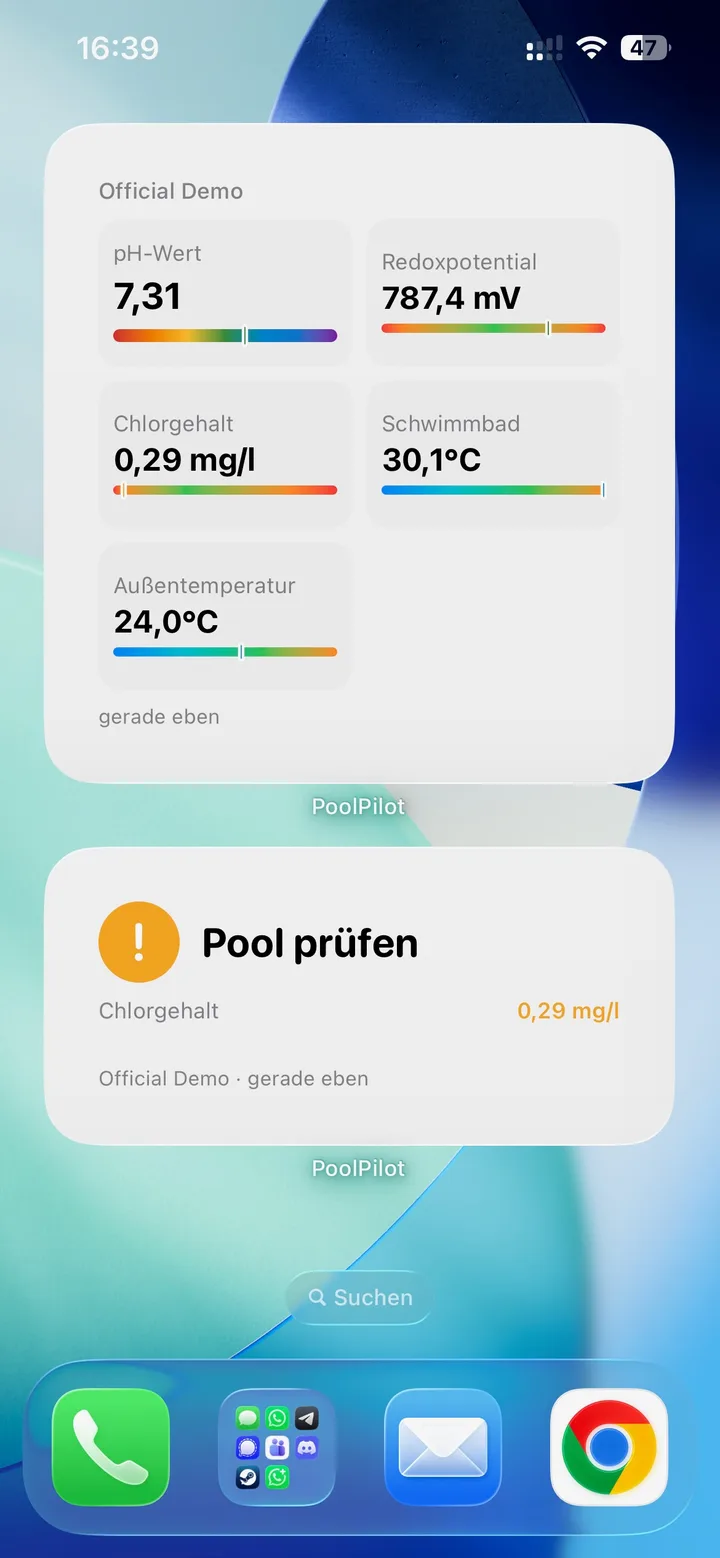Home-Bildschirm mit einem großen PoolPilot-Widget mit Messwerten und einem Hinweis-Widget „Pool prüfen“, das einen zu niedrigen Chlorwert meldet.
